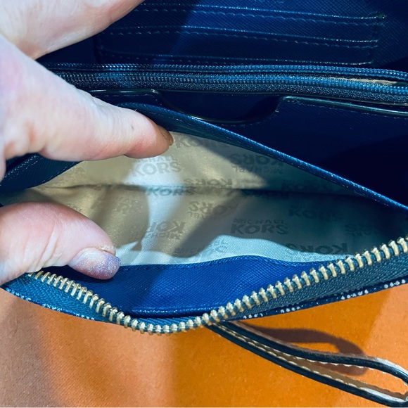 Michael Kors Zip around strikingly Beautiful Blue Wallet - Picture 8 of 11